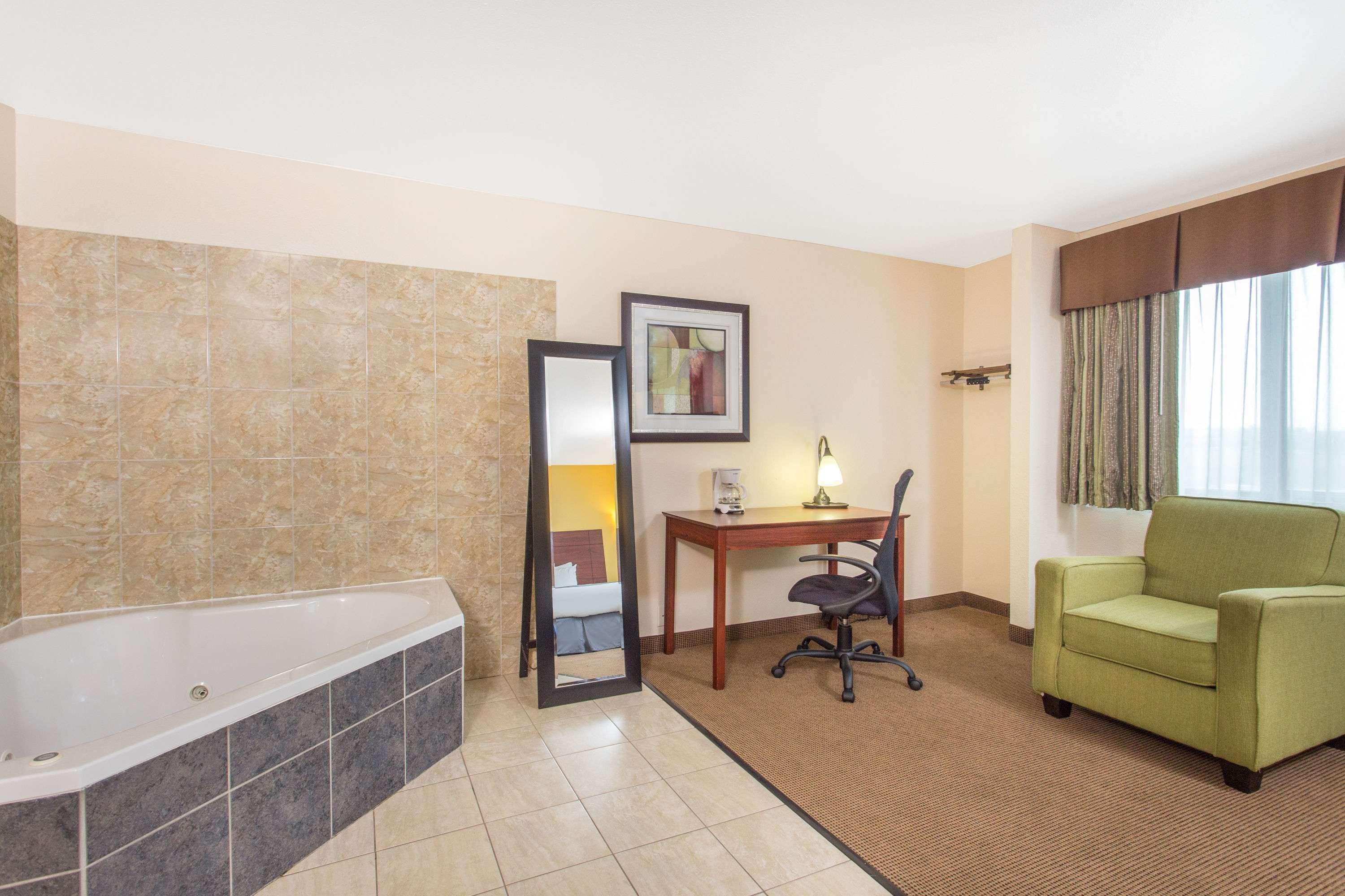 Baymont By Wyndham Dubuque Hotel Ngoại thất bức ảnh