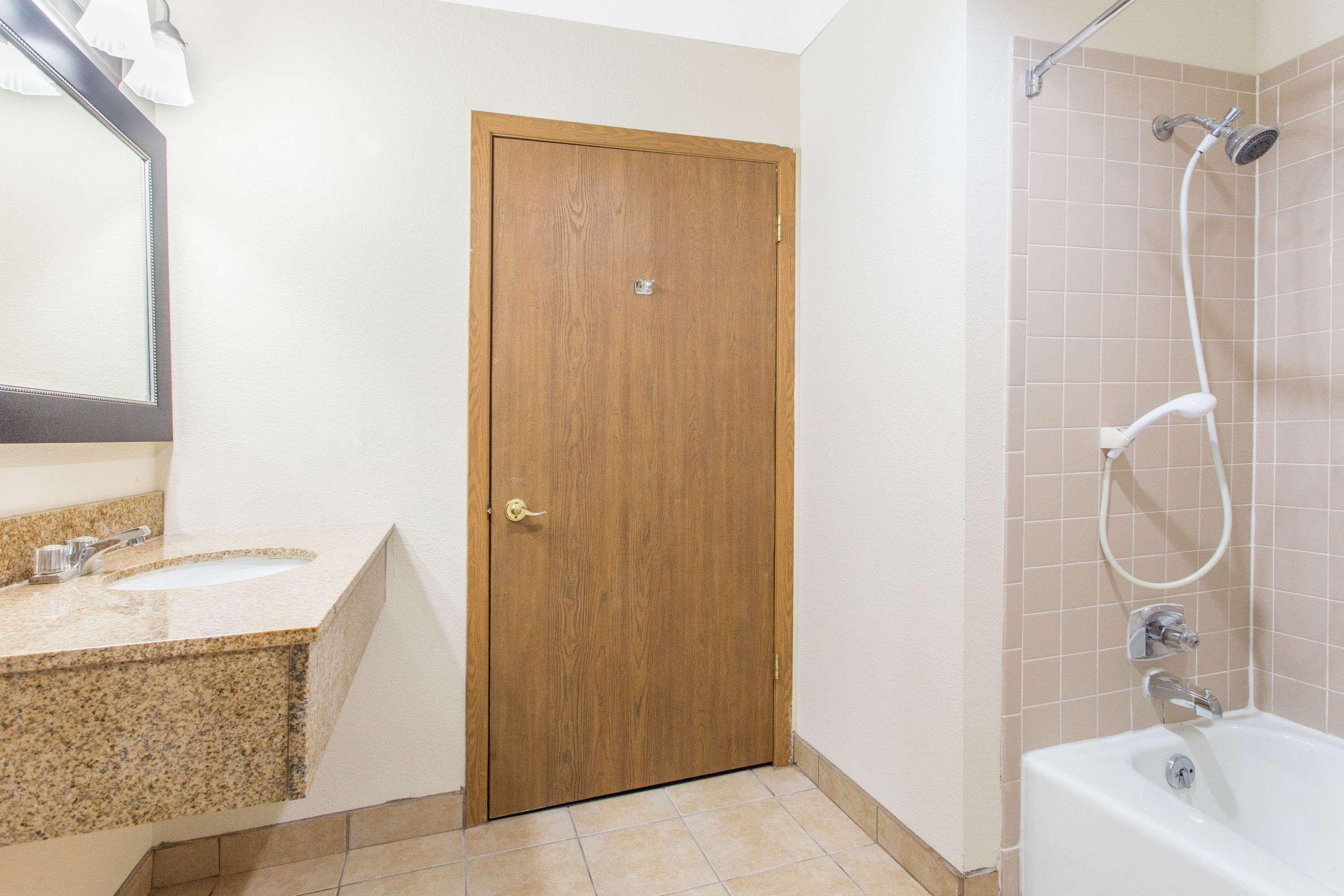 Baymont By Wyndham Dubuque Hotel Ngoại thất bức ảnh